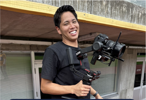 カメラとジンバルを持つ伊藤慧